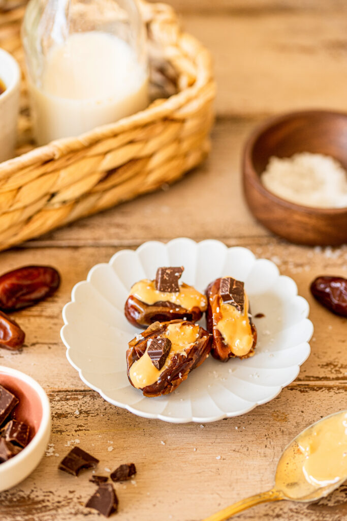 Encas vegan sain : Des dattes fourrées au beurre de cacahuète