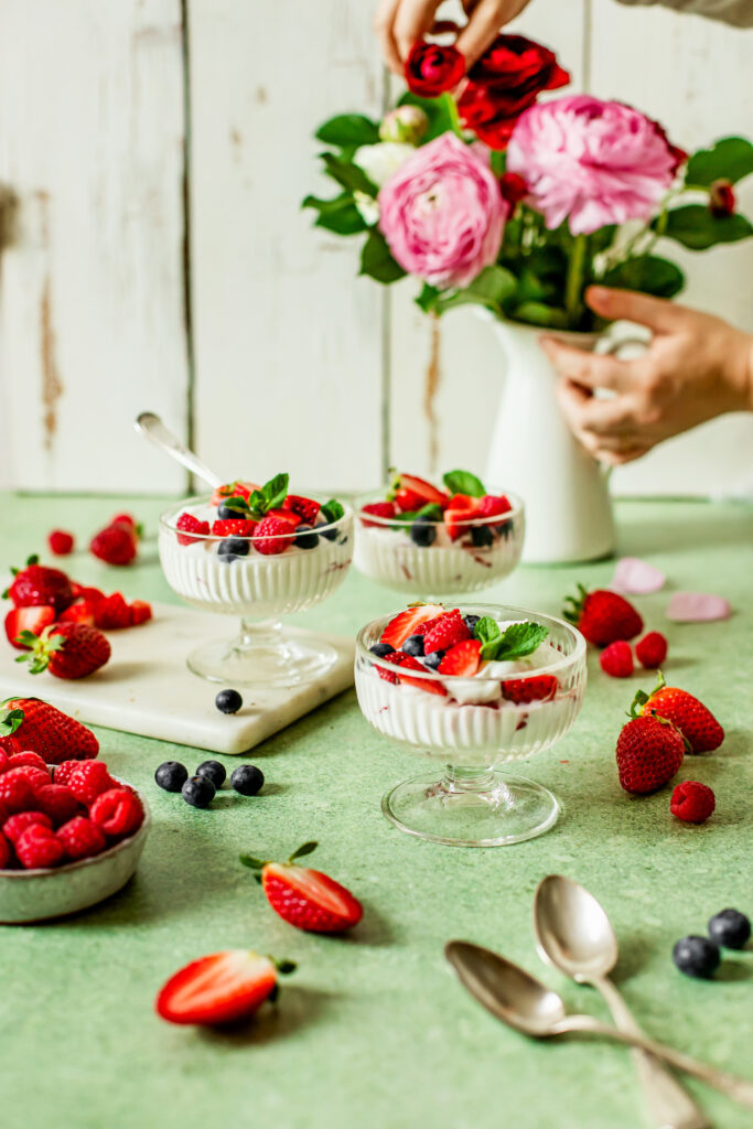 Verrine de yaourt végétal et fruits rouges : Un encas vegan, sain et gourmand